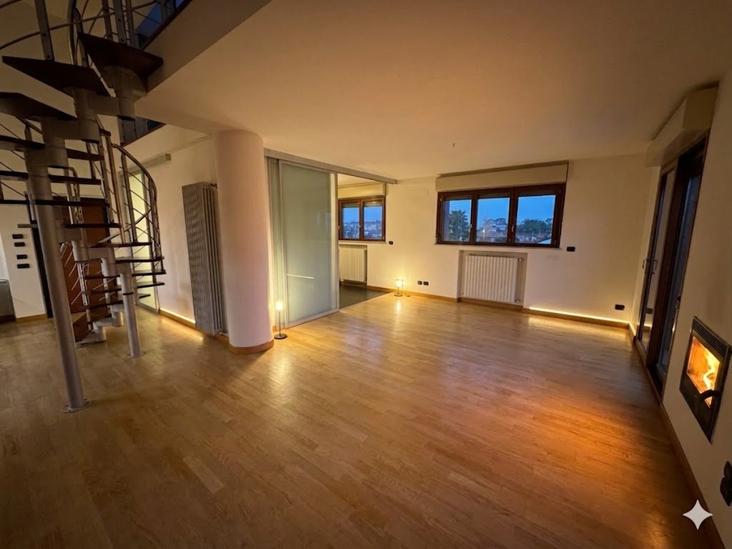 Soggiorno con camino a legna e parquet in rovere